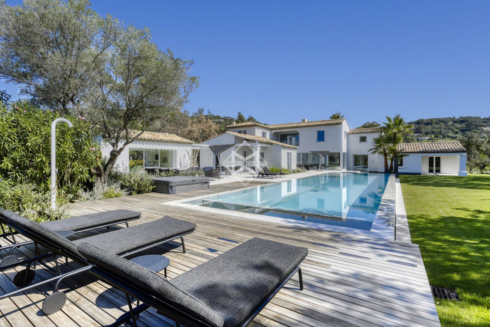 Sale Villa Grimaud - 5 Bedrooms - Garden - Closed estate . Ref 8962