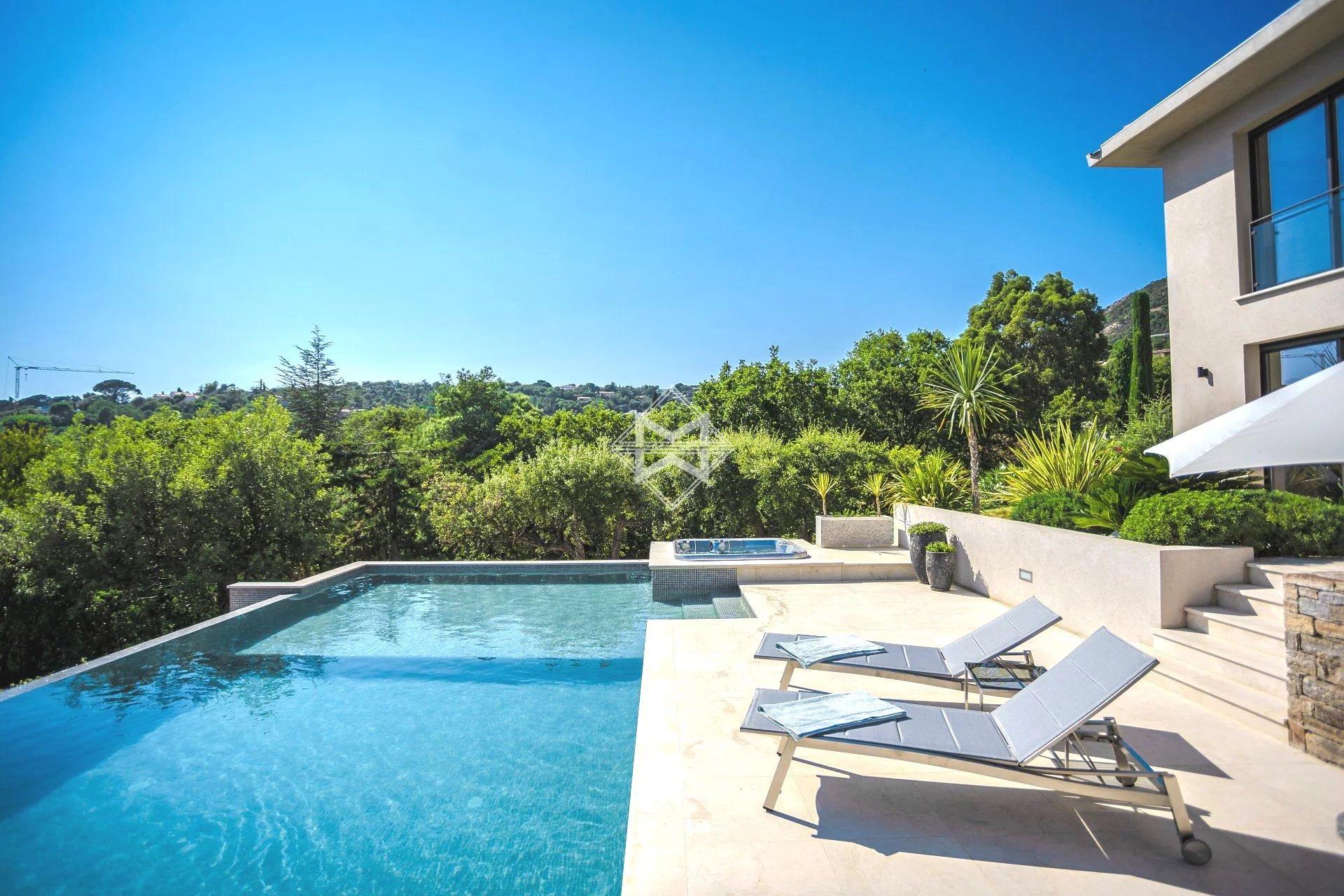 Sale Villa Grimaud - 5 Bedrooms - Sea View - Closed Estate . Ref 8886