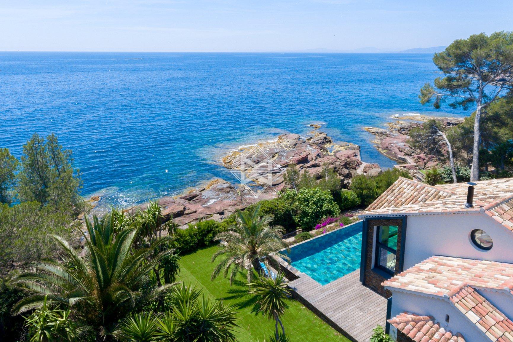 Sale Villa Saint-Raphael - 6 Bedrooms - Waterfront